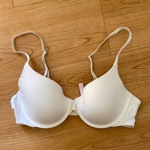 VICTORIAS SECRET white t-shirt Demi bra